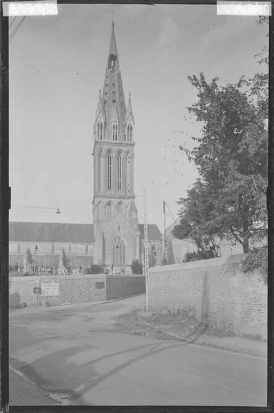 Façade sud et clocher après le bombardement de 1944