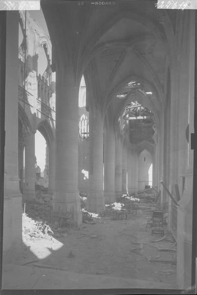 Bas-côté sud vers l'ouest après le bombardement de 1944