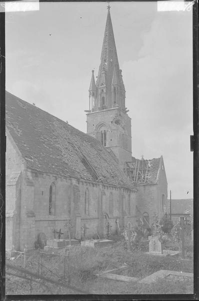 Côté nord-ouest du clocher et façade nord après le bombardement de 1944