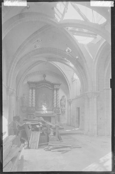 Intérieur de la chapelle absidiale sud après le bombardement de 1944