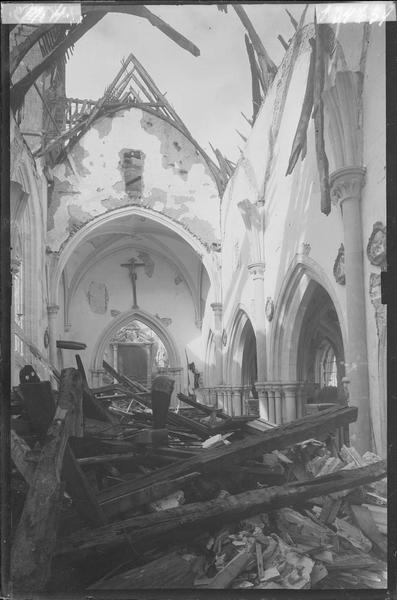 Intérieur de la nef et du choeur après le bombardement de 1944