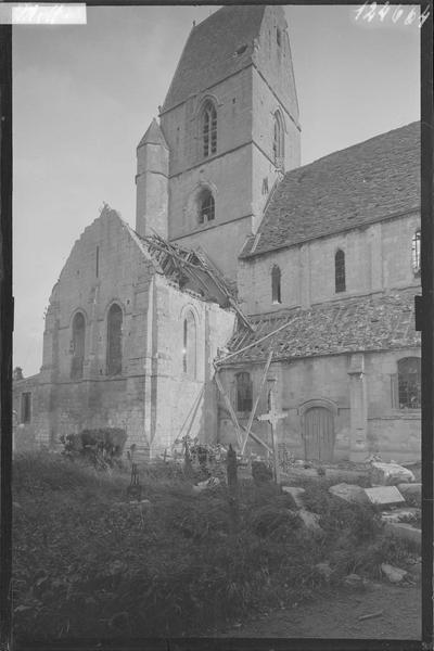 Nef, clocher et croisillon côté sud après le bombardement de 1944