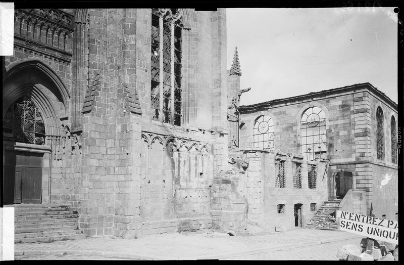 Détail de la façade sud et transept après le bombardement de 1944