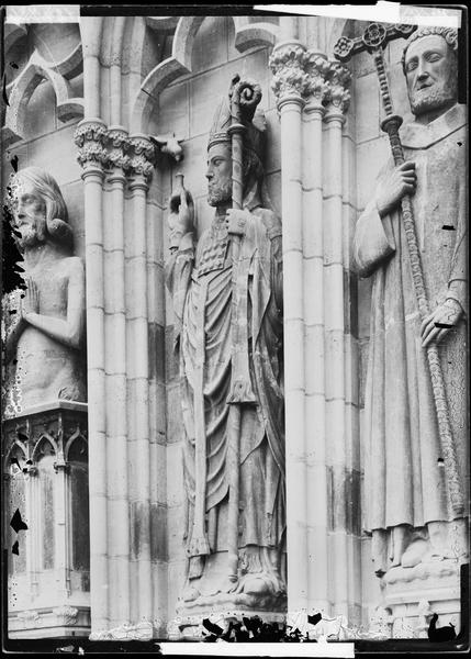 Statues no 32 à 34 de la galerie des rois, façade ouest