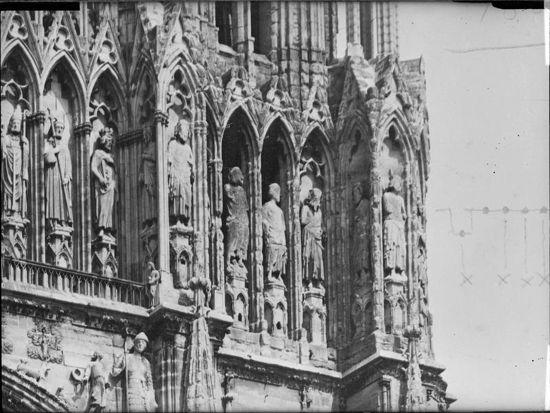 Statues no 32 à 37 et 40 à 44 de la galerie des rois vers le sud, façade ouest