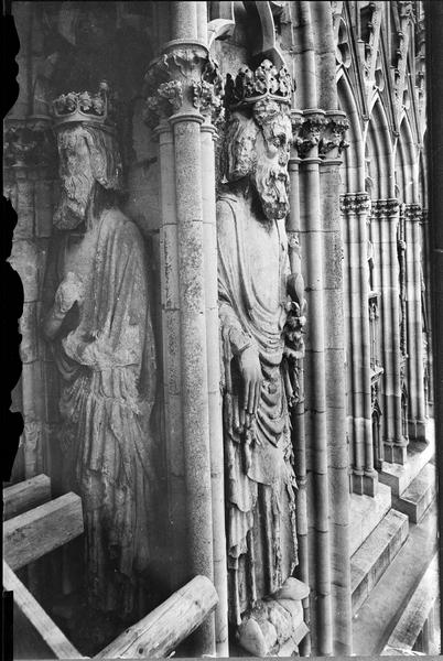 Statues no 26 et 27 de la galerie des rois, façade ouest