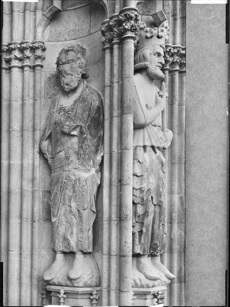 Statues no 43 et 44 de la galerie des rois, contrefort sud et grande rose, façade ouest