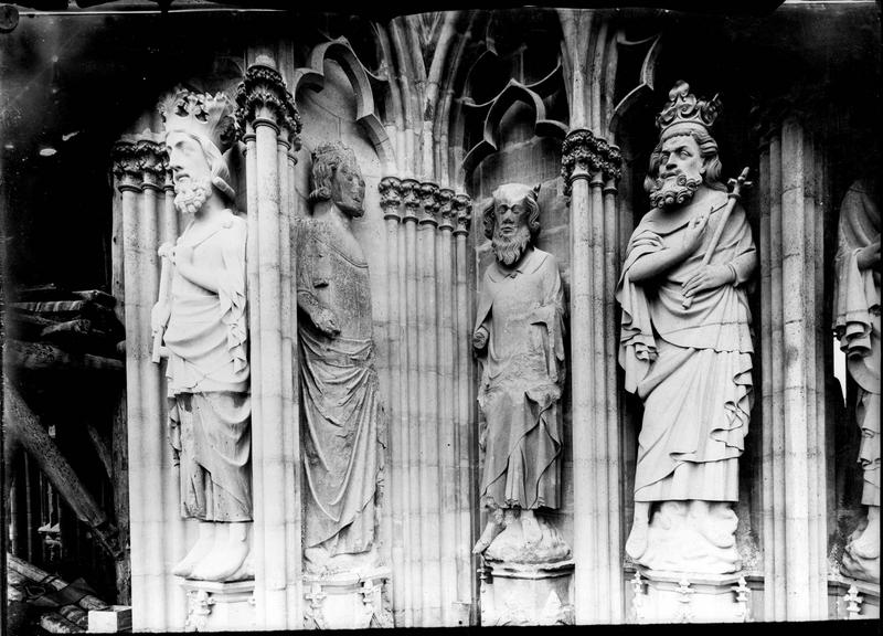 Statues no 37 à 40 de la galerie des rois, façade ouest