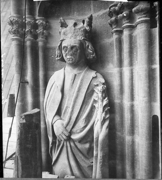 Roi, statue no 2, tour nord de la façade est