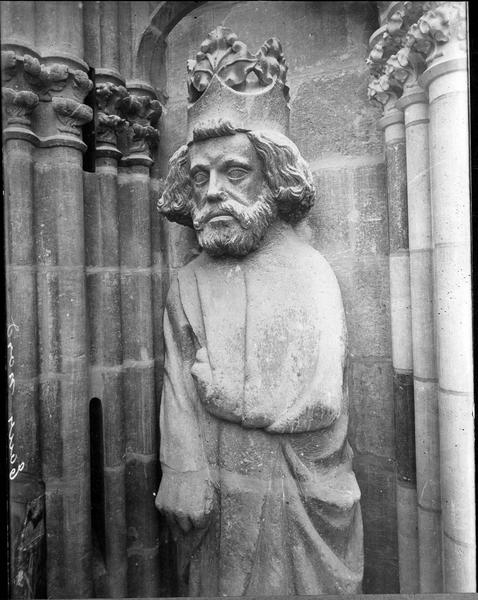 Roi, statue no 3, tour nord de la façade est