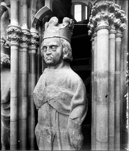 Roi, statue no 4, tour nord de la façade est