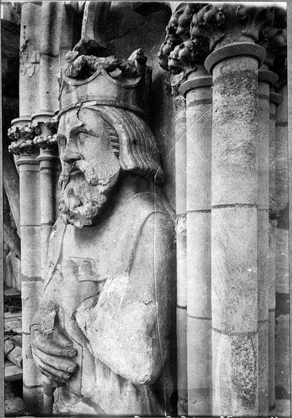 Statue no 18 de la galerie des rois, tour nord de la façade nord