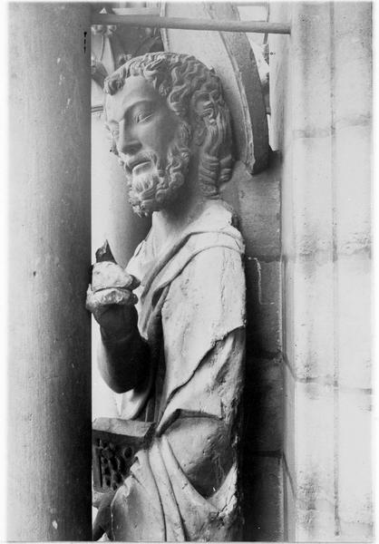 Statue no 3 au contrefort est, tour nord de la façade nord