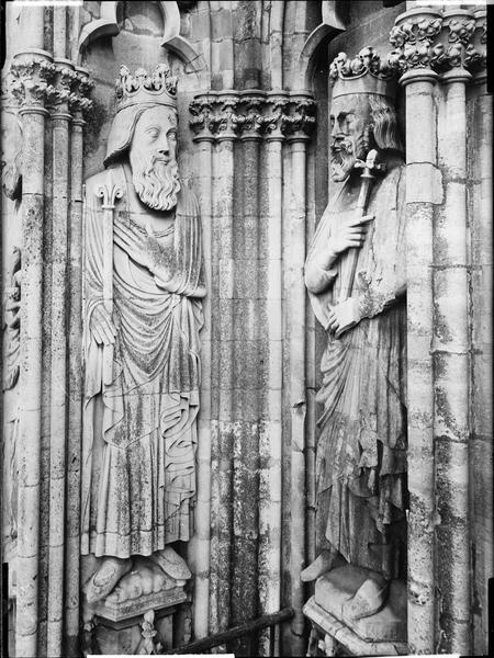 Statues no 28 et 29 de la galerie des rois, angle sud-ouest de la tour nord