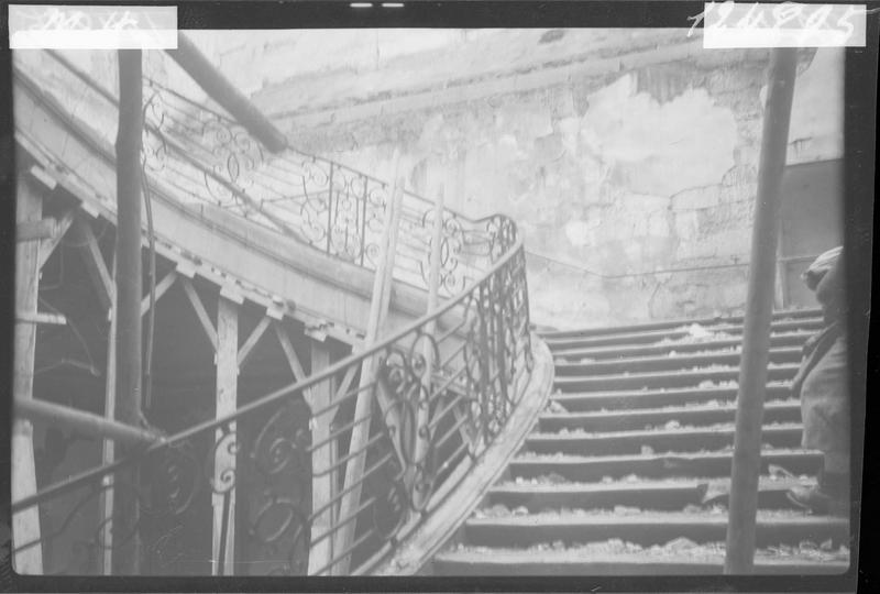 Escalier après le bombardement du 23 avril 1944