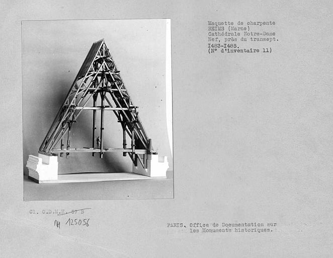 Maquette de charpente de la nef près du transept