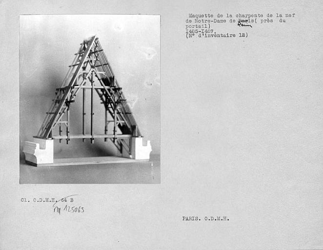 Maquette de charpente de la nef près du portail