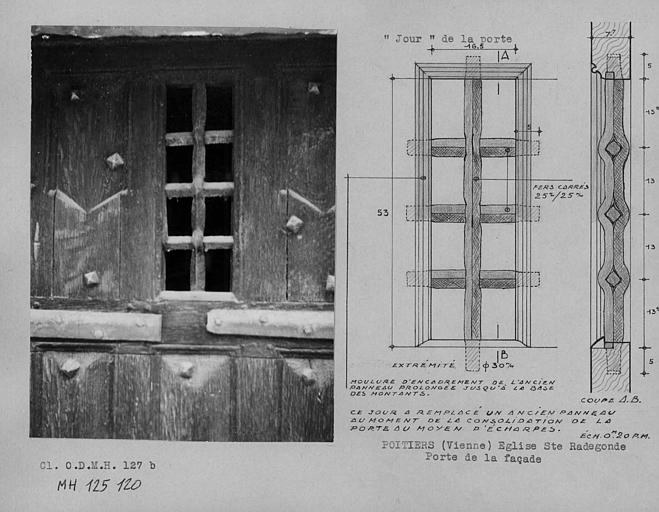 Judas formé par un 'jour' et des montants en bois, dans le vantail de la porte principale