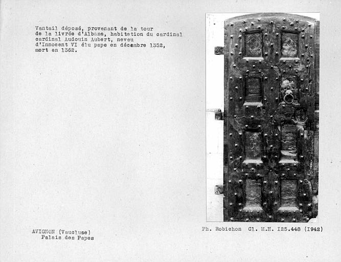 Vantail de la porte à clous de la Tour de la Livrée d'Albane