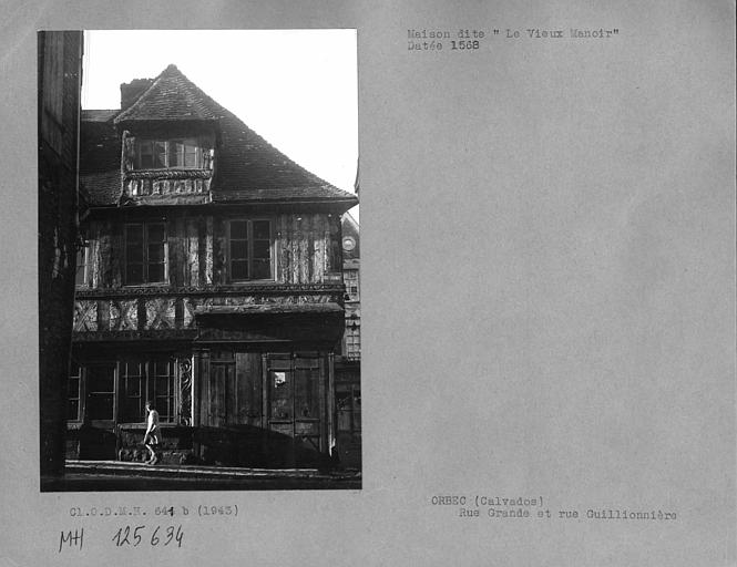 Façade côté rue Franche, lucarne