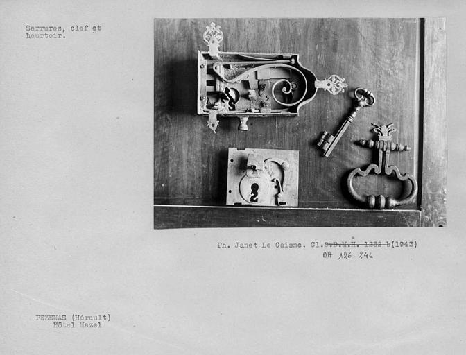 Serrure de la porte cochère, clef et heurtoir de la porte de la façade