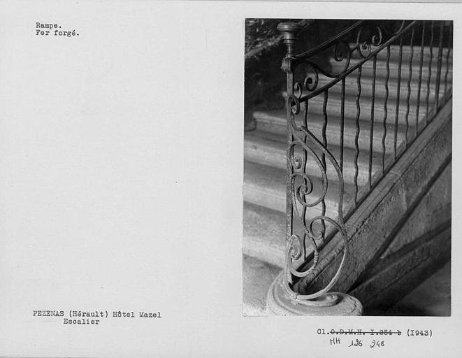 Détail de la rampe en fer forgé au départ de l'escalier