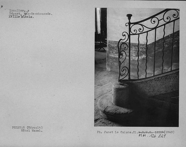 Détail de la rampe en fer forgé au départ de l'escalier, rez-de-chaussée
