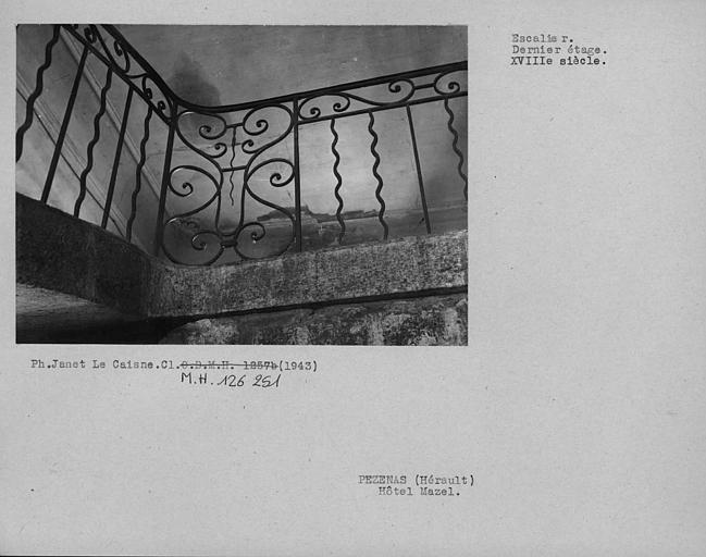 Escalier, détail de la rampe en fer forgé au dernier étage