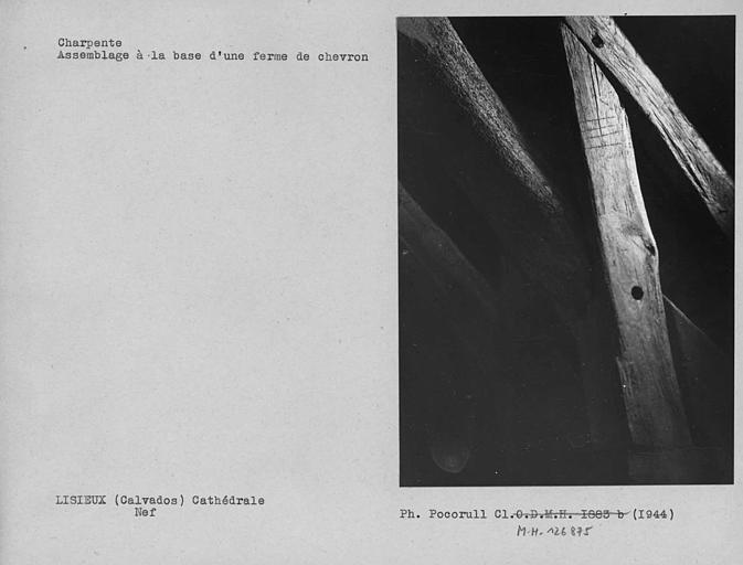 Charpente de la nef, assemblage à la base d'une ferme de chevron