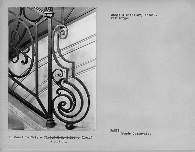 Détail de la rampe en fer forgé de l'escalier principal