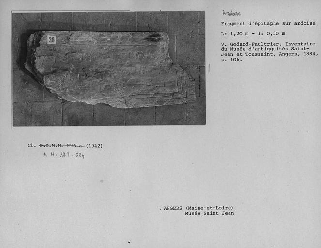 Fragment d'épitaphe sur ardoise, H. 0, 52 m x L. 1, 20 m, Godard-Faultrier, 26