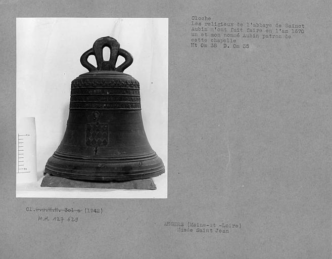 Cloche : 'Les religieux de l'abbaye de Saint-Aubin d'Angers de la congrégation de Saint-Maur m'ont fait faire en l'an 1670 et m'ont nommé Aubin patron de cette chapelle'. H. 0, 38 m x 0, 35 m