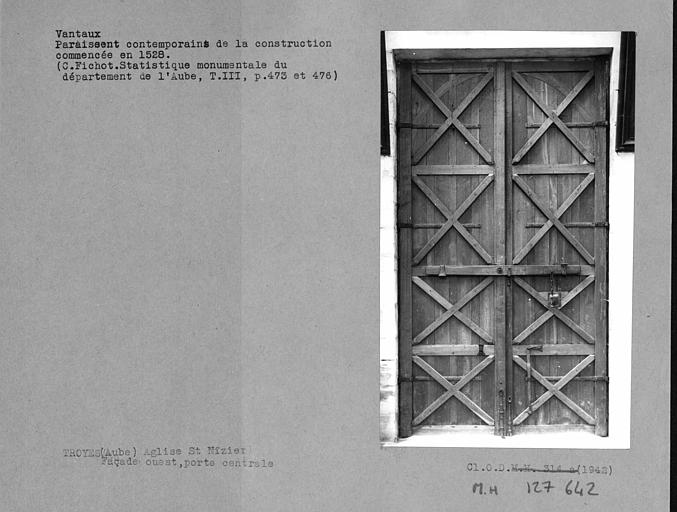 Intérieur de la porte centrale de la façade ouest, refaite d'après modèle ancien, vantail