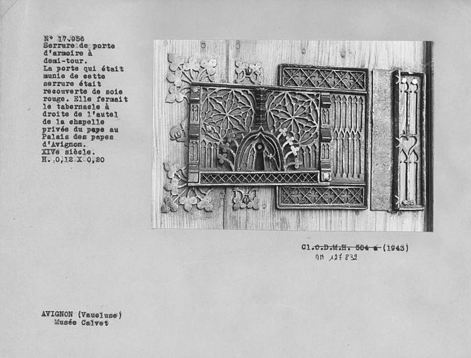 Serrure de porte d'armoire demi-tour, entrée de clef encadrée par gâble à crochets surmonté d'un pinacle, fond repercé en forme de rosace et d'arcatures, la porte qui etait munie de cette serrure était unie et recouverte de soie rouge, elle fermait le tab