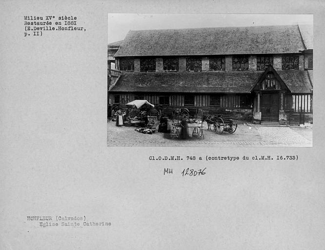 Façade de l'église à pans de bois, restaurée en 1881, porche