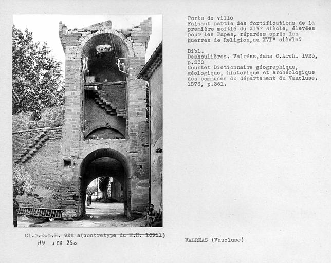 Porte de ville faisant partie des fortifications élevées pour les papes