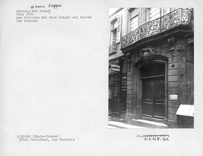 Façade, porte cochère avec imposte en fer forgé, balcon en fer forgé au premier étage, au deuxième étage toutes les fenêtres ont des balcons