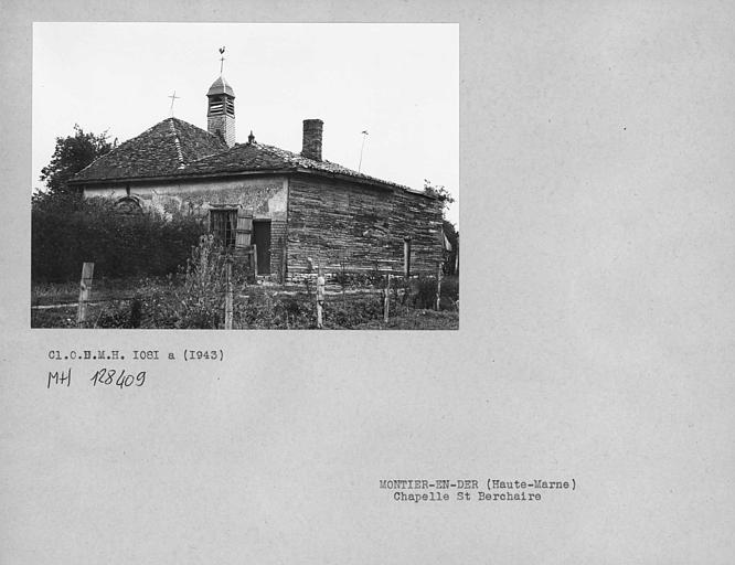 Façade de la chapelle à pans de bois ; clocher