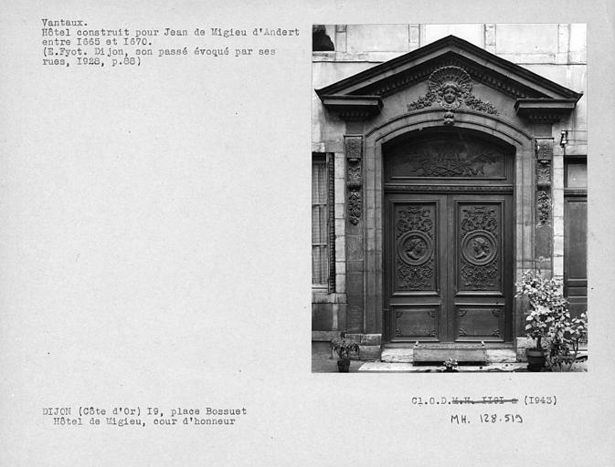 Cour d'honneur, vantaux de porte sculptés