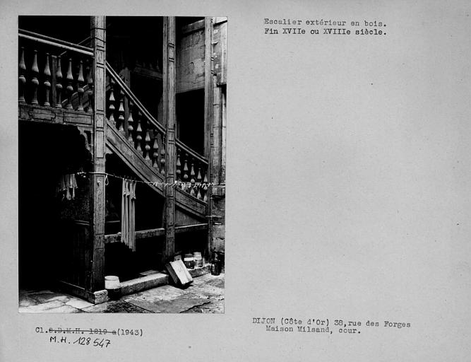 Ensemble de l'escalier extérieur en bois sur cour, premier étage