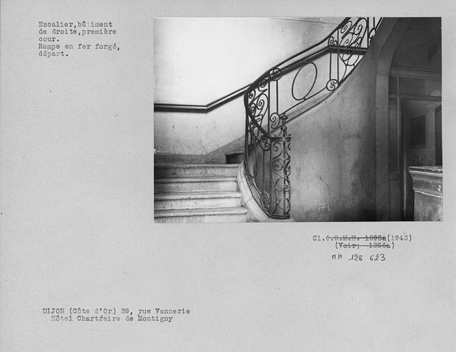 Bâtiment de droite de la première cour, départ de la rampe d'escalier en fer forgé