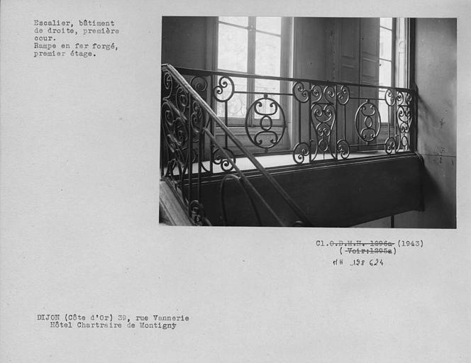 Bâtiment de droite de la première cour, rampe d'escalier en fer forgé du premier étage