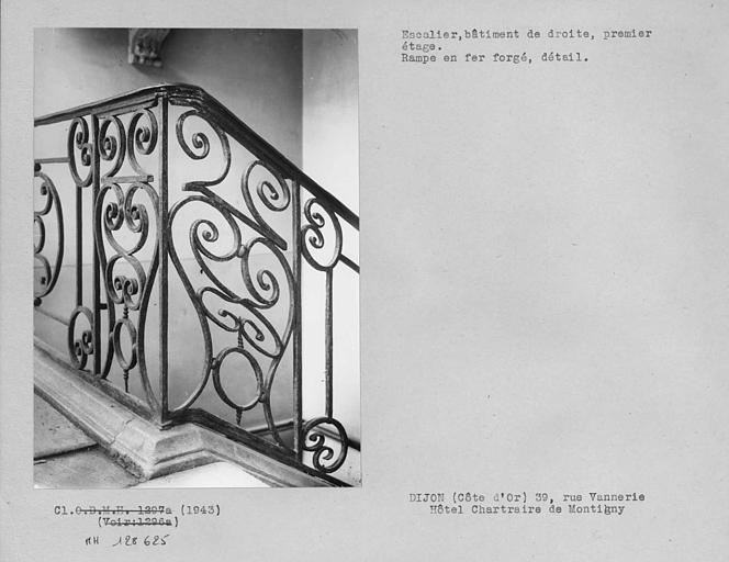 Bâtiment de droite de la première cour, détail de la rampe d'escalier en fer forgé du premier étage