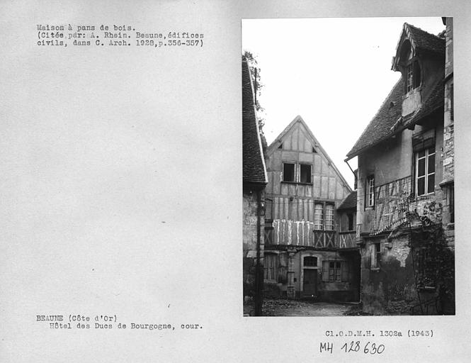 Vue d'ensemble de la façade à pans de bois, sur cour, lucarne