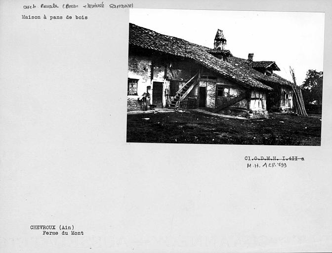 Façade à pans de bois du bâtiment à cheminée sarrasine