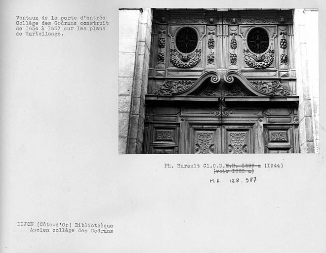 Détail du vantail de la porte de la bibliothèque