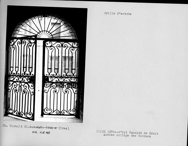 Grille de la porte de la faculté de droit