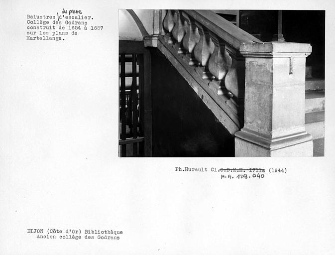 Balustres en pierre de l'escalier près de la salle des Devises