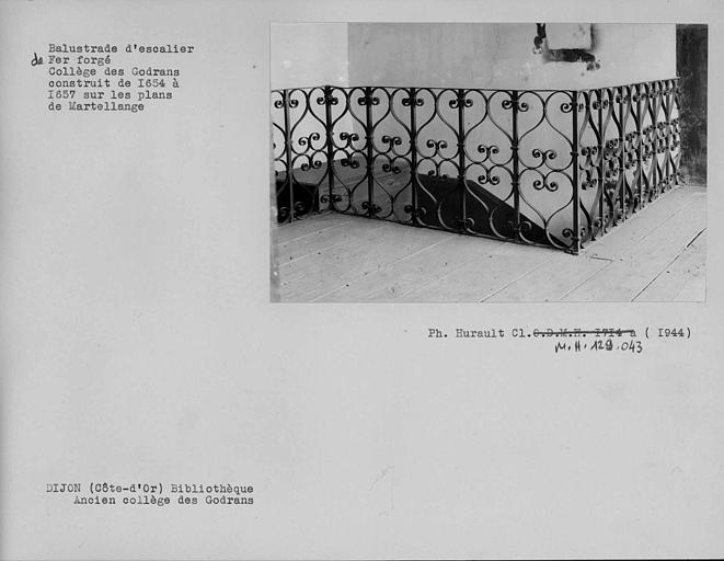 Bibliothèque, balustrade en fer forgé de l'escalier près de la salle des Devises