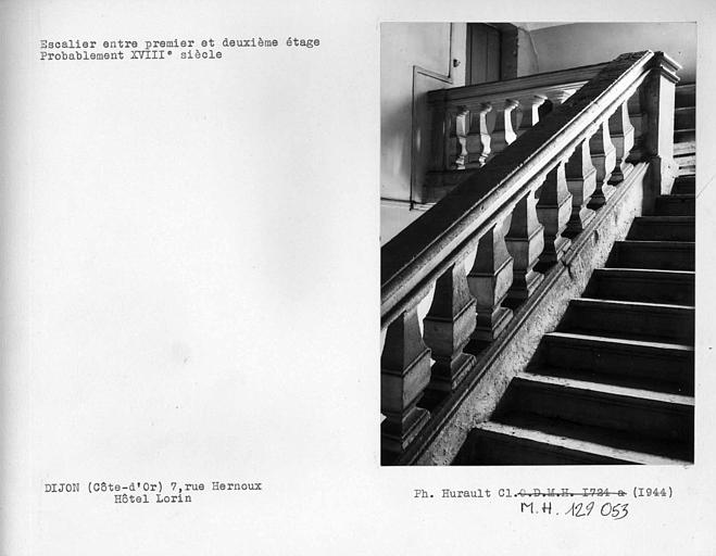 Escalier à balustres de pierre, arrivée au deuxième étage